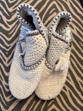 à la mode Cozy old Crochet Cream winter Slippers with 1 Tassel AS-IS